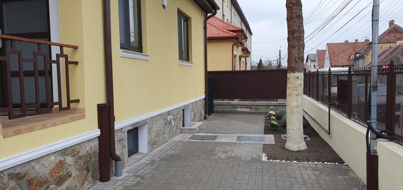Yellow House Hermannstadt Exterior foto